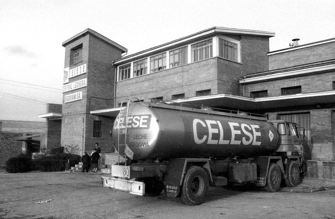 Edificio y camión cisterna de la desaparecida Central Lechera Segoviana (CELESE)