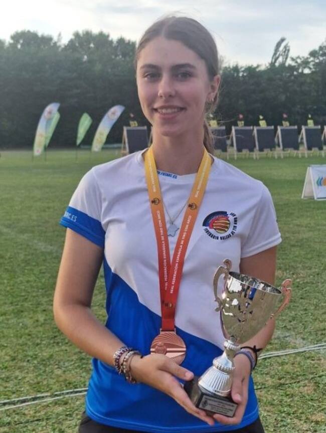 Aina Gilabert amb els trofejos aconseguits.