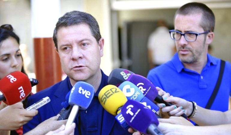 El secretario general del PSOE de Castilla-La Mancha y presidente regional, Emiliano García-Page, atendiendo a los medios en Toledo