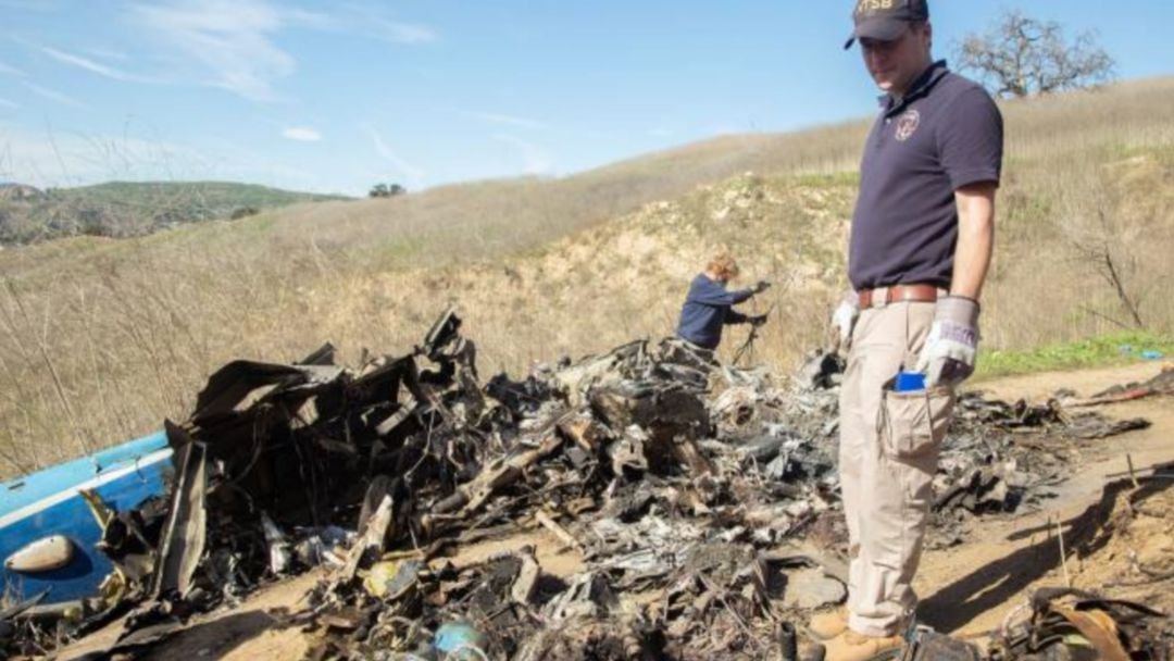 Investigador en el lugar donde cayó el helicóptero