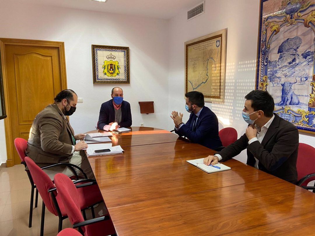 Reunión entre los responsables del Ayuntamiento de Los Barrios y Zona Franca.