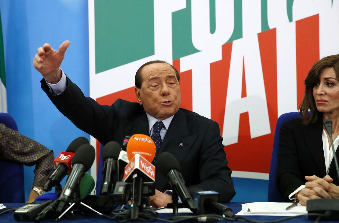 El ex primer ministro Silvio Berlusconi habla en una rueda de prensa de su partido &#039;Forza Italia&#039;.