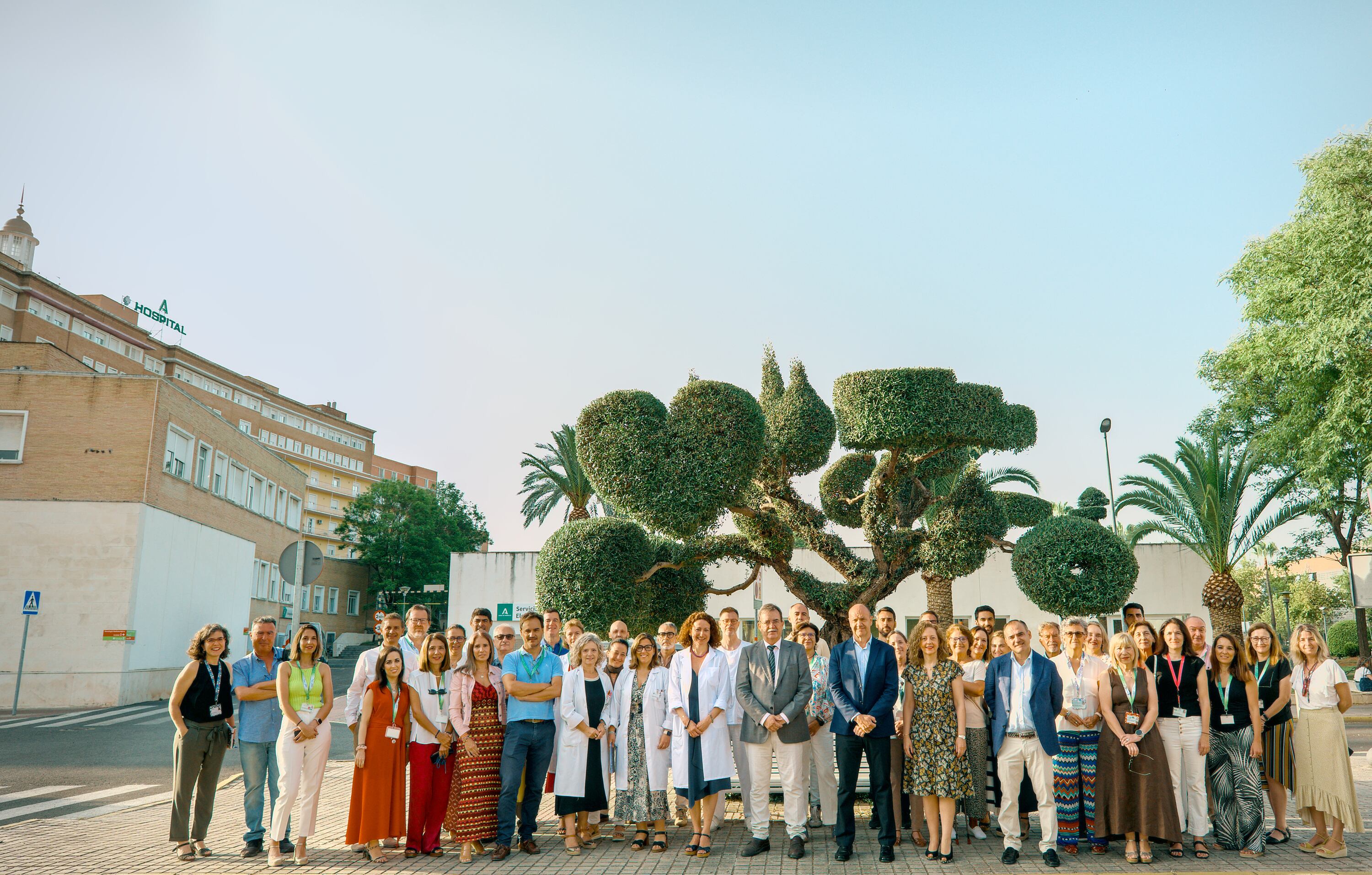 El equipo directivo del Virgen del Rocío posa ante el 'Árbol de los Donantes'