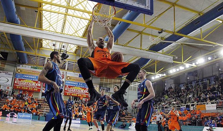 Rey anotó nueve puntos (entre ellos estos dos de la fotografía) y cogió nueve rebotes en la victoria ante Morabanc Andorra