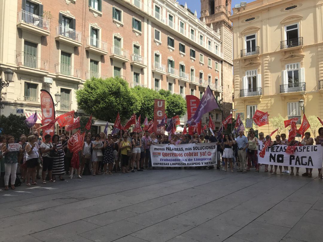 Las trabajadoras de Limpiezas Raspeig y Netalia se han concentrado este jueves ante el Palau de la Generalitat