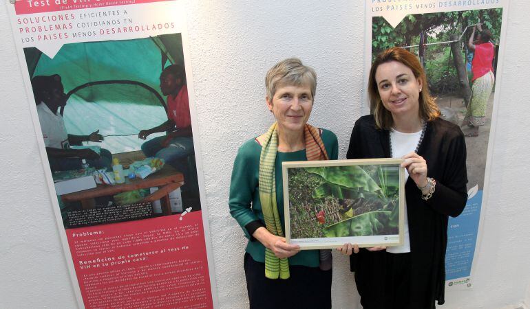 La concejala de Medio Ambiente, María José Ortiz, recoge el Premio Humana a la reutilización textil en nombre de Alcobendas