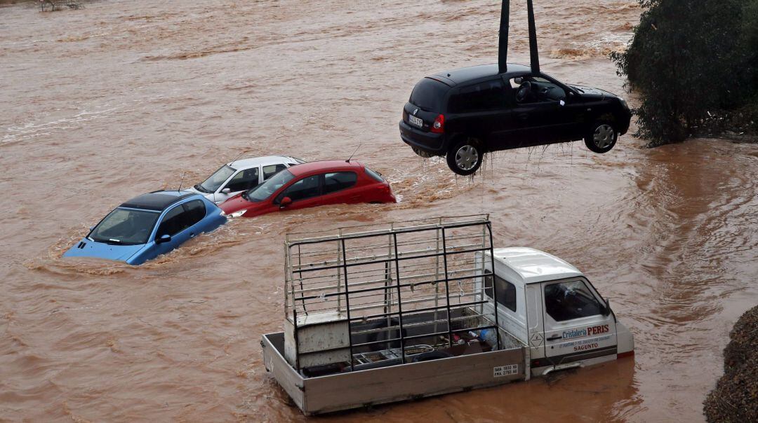 Rescate de vehículos en una crecida del río Palancia en Sagunto (Valencia)