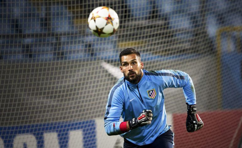Miguel Ángel Moya, guardameta del Atlético de Madrid, participa en un entrenamiento de su equipo en el Nuevo Estadio de Malmo, Suecia