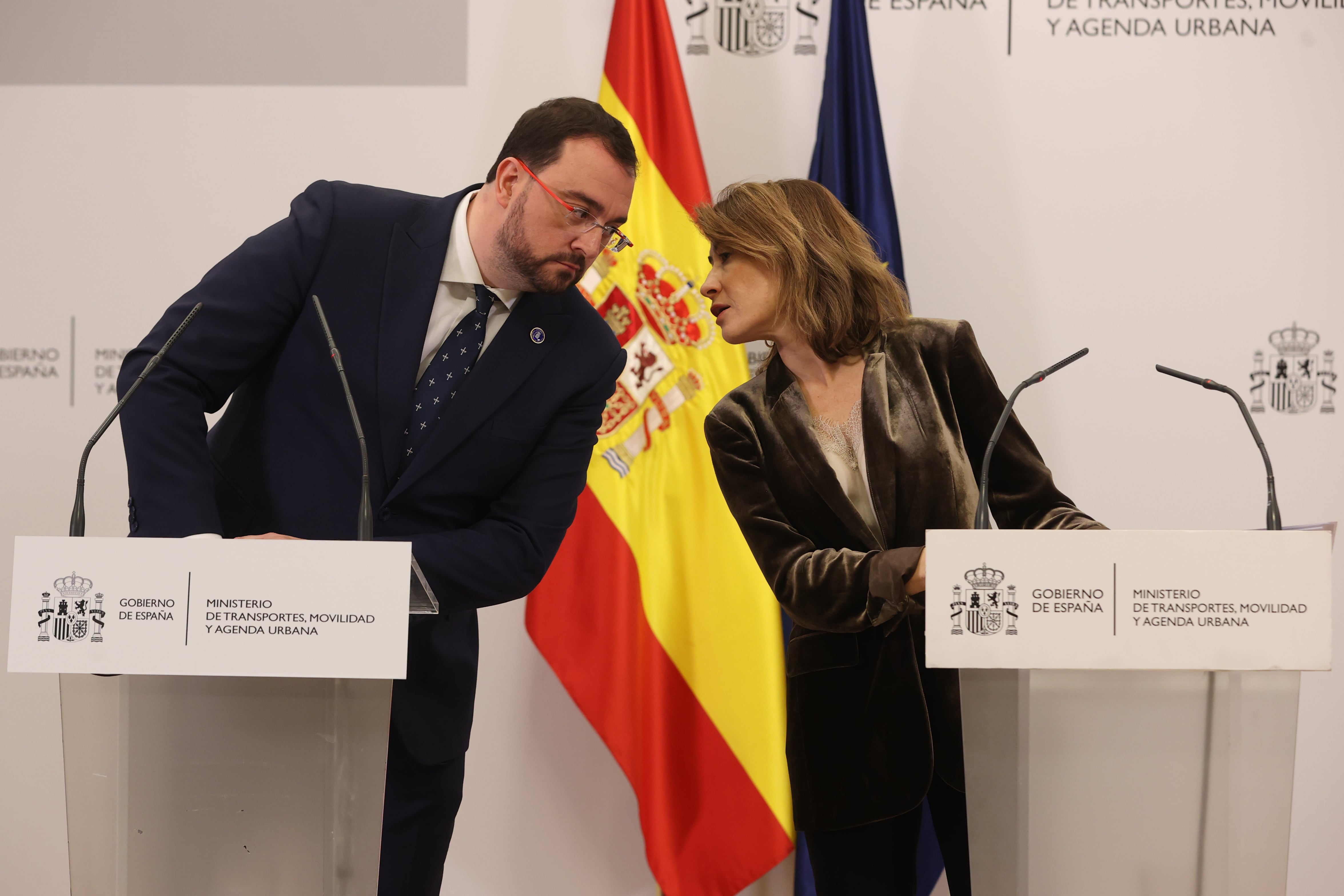 MADRID, 20/02/2023.- La ministra de Transportes, Raquel Sánchez, ofrece une rueda de prensa tras reunirse este lunes con los presidentes de Asturias y Cantabria, Adrián Barbón (i) y Miguel Ángel Revilla, respectivamente, para explicar cómo está la situación tras los errores en las medidas de los trenes contratados, que provocarán una demora en su fabricación de dos años. EFE/ Kiko Huesca
