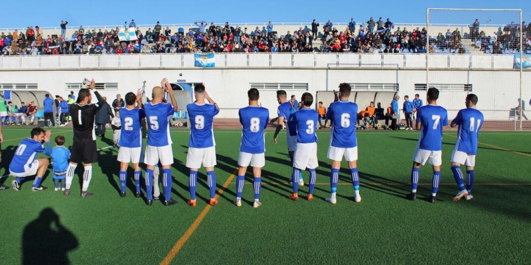 Jugadores del Xerez CD saludando a la afición antes de comenzar el partido ante el Betis en La Granja
