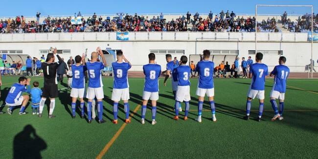 Jugadores del Xerez CD saludando a la afición antes de comenzar el partido ante el Betis en La Granja