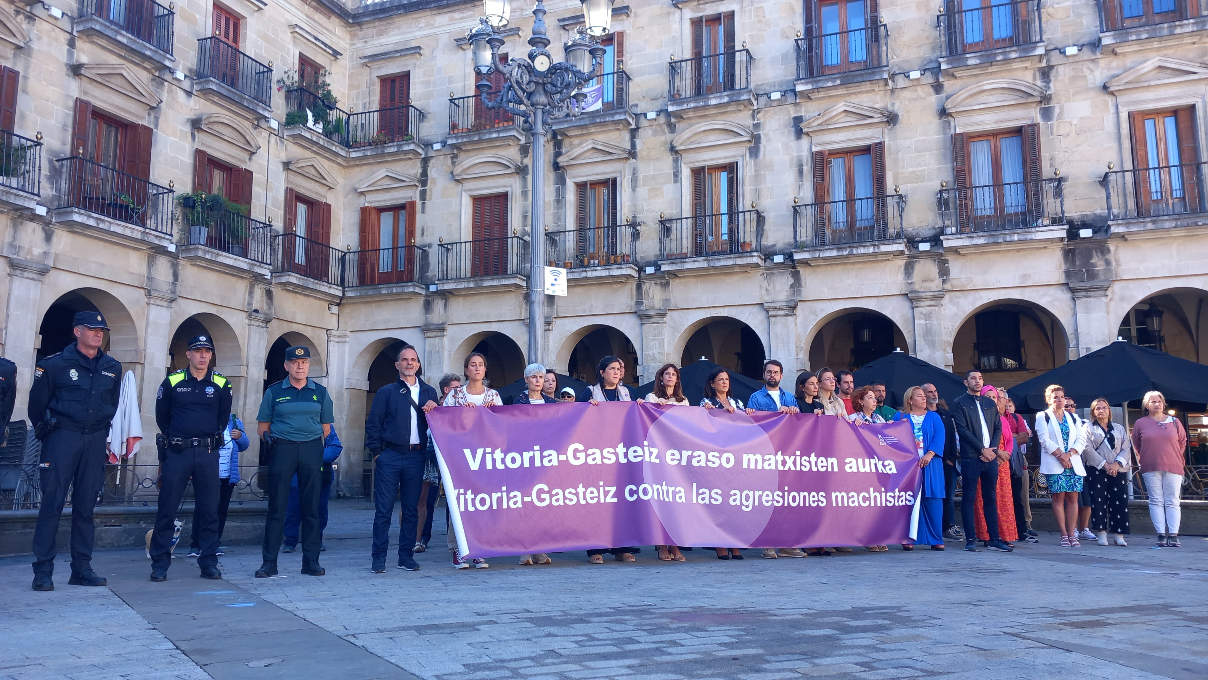 La concentración ha estado encabezada por la directora de Emakunde y la alcaldesa de Vitoria