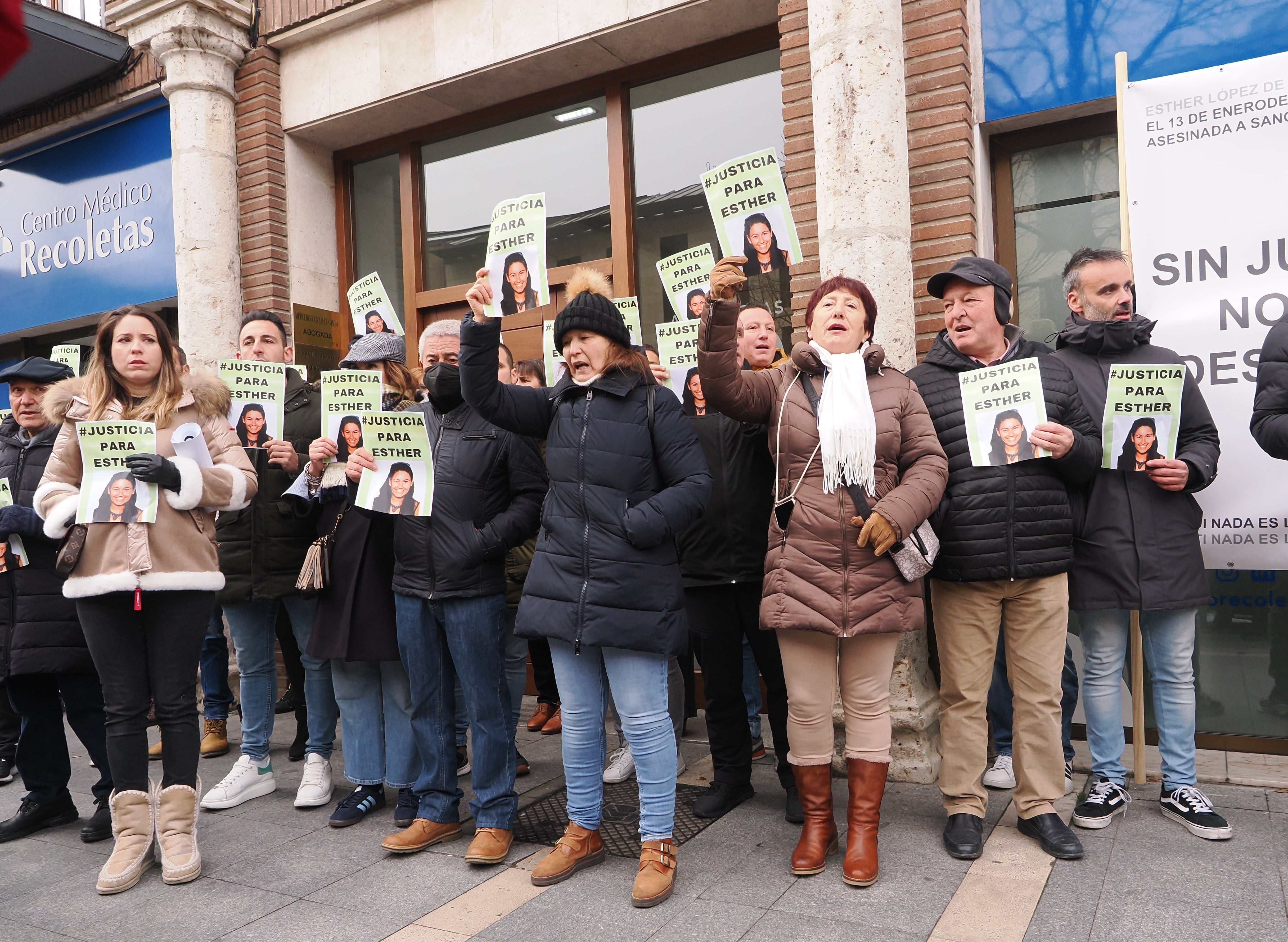 Declaraci�n del principal sospecho del crimen de Esther L�pez ante el Juzgado de Instrucci�n. De forma paralela, familiares y amigos de la joven de Traspinedo se manifiestan a las puertas de los juzgados