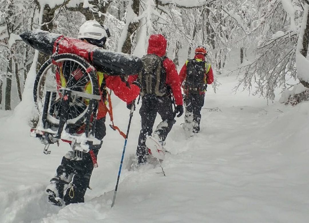 Intervención en Gorbea de agentes de la unidad de rescate de la Ertzaintza