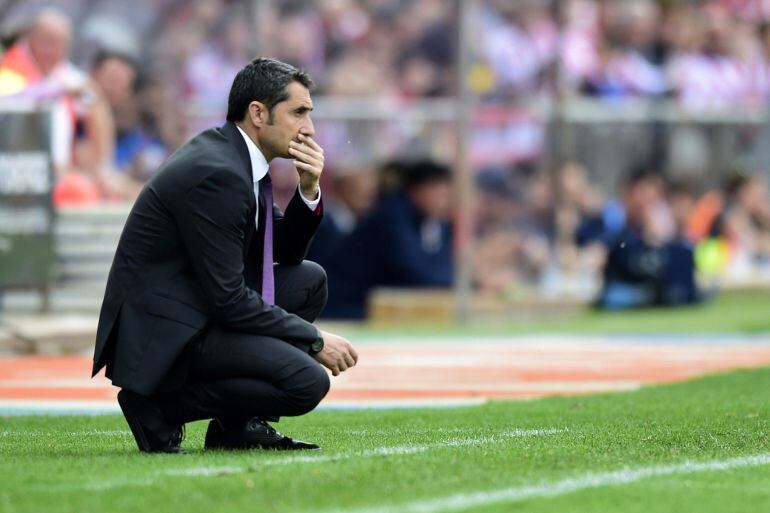 Athletic Bilbao's coach Ernesto Valverde gestures during the Spanish league football match Club Atletico de Madrid vs Athletic Club Bilbao at the Vicente Calderon stadium in Madrid on May 2, 2015. AFP PHOTO/ JAVIER SORIANO