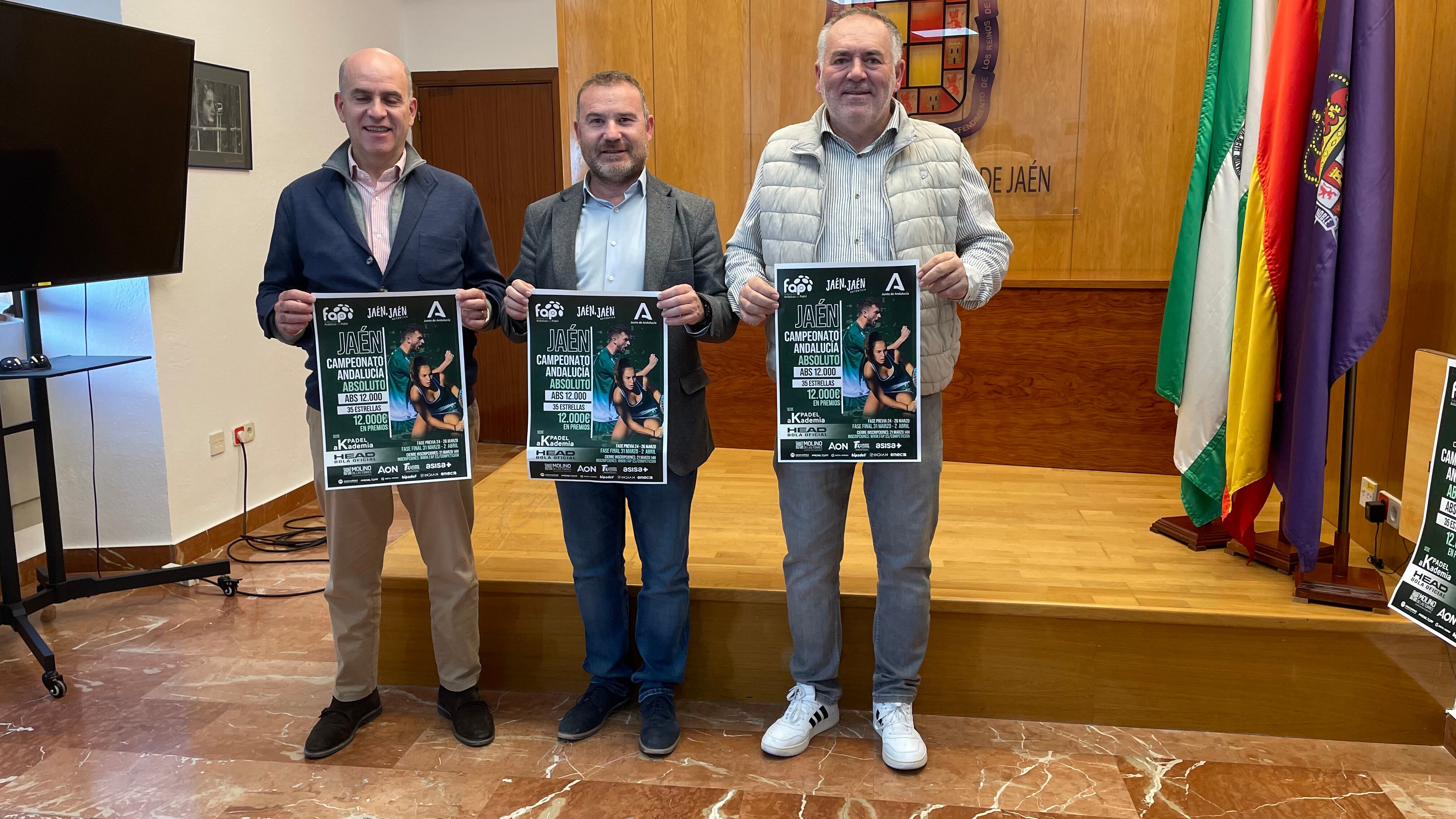 Momento de la presentación del torneo con, de izquierda a derecha, Blas Serrano de Pádel Akademia, M. Ángel Ligero delegado provincial de este deporte y Carlos Alberca, Concejal de deportes.