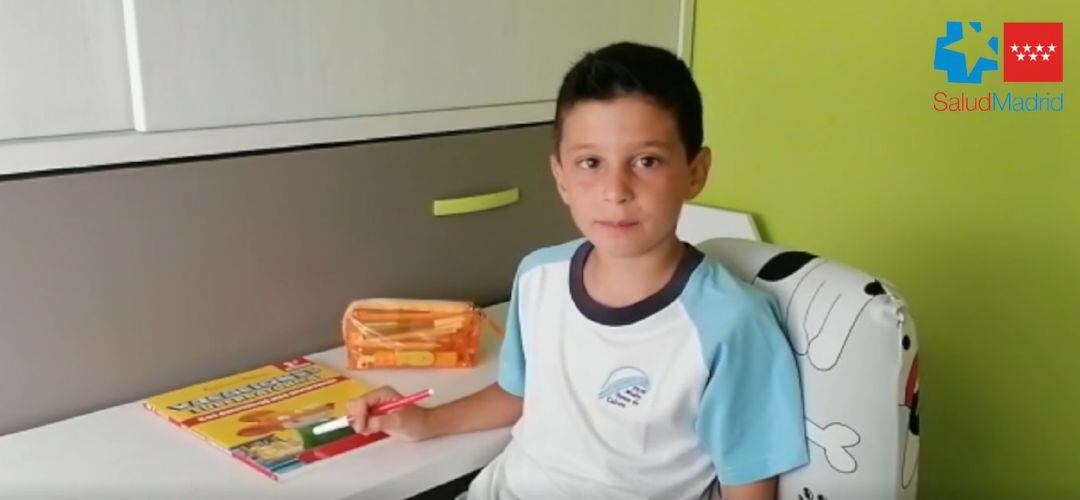 Daniel es uno de los niños del colegio Teresa de Calcuta de Parla que ha escrito cartas de ánimo a los niños ingresados en el hospital de Fuenlabrada. 