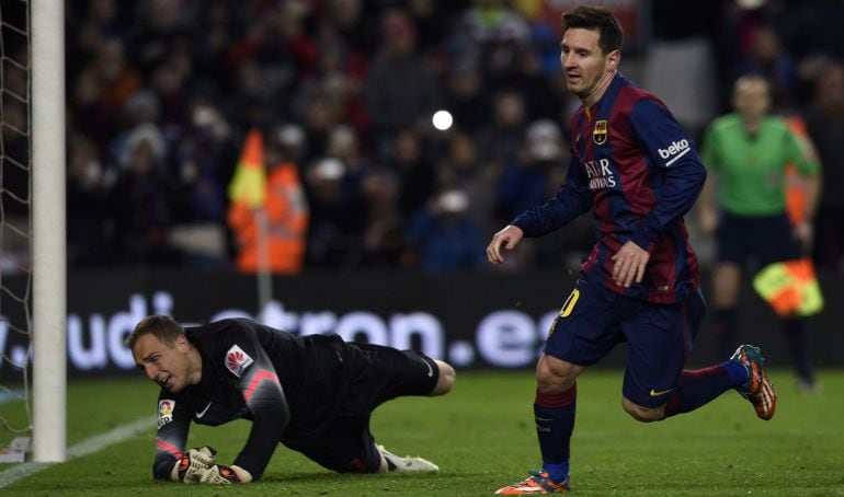 Barcelona's Argentinian forward Lionel Messi scores a goal during the Spanish Copa del Rey (King's Cup) quarter final first leg football match FC Barcelona vs Atletico de Madrid at the Camp Nou stadium in Barcelona on January 8, 2015. AFP PHOTO/ LLUIS GEN