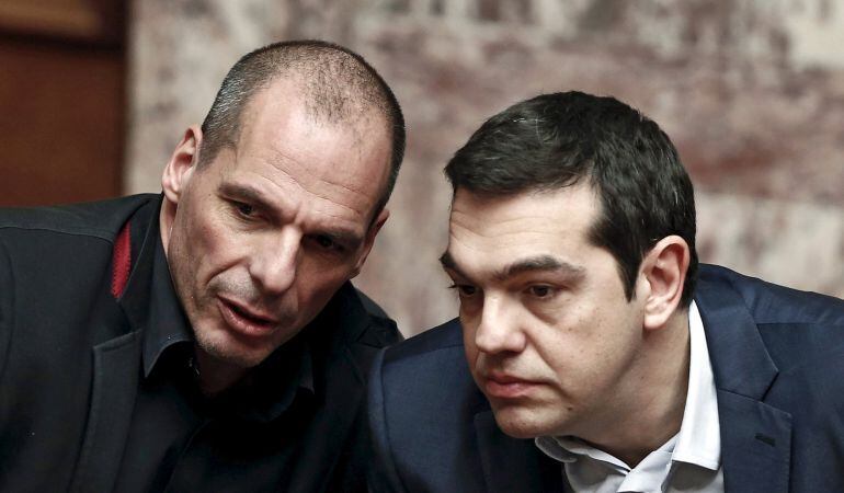 El exministro de Finanzas, Yanis Varoufakis, y el primer ministro griego, Alexis Tripras, en el Parlamento heleno el pasado 18 de febrero