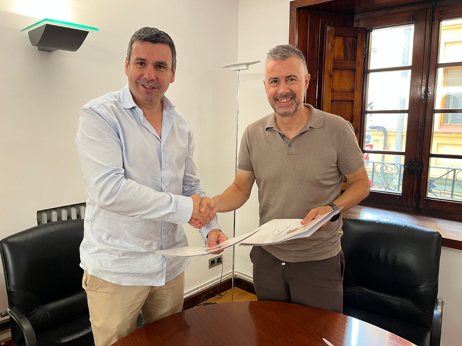 Fernando Sánchez (alcalde de Canfranc) y Carlos Serrano (alcalde de Jaca) firmaban el convenio de colaboración para el Mundial de Montaña y Trail Running 2025