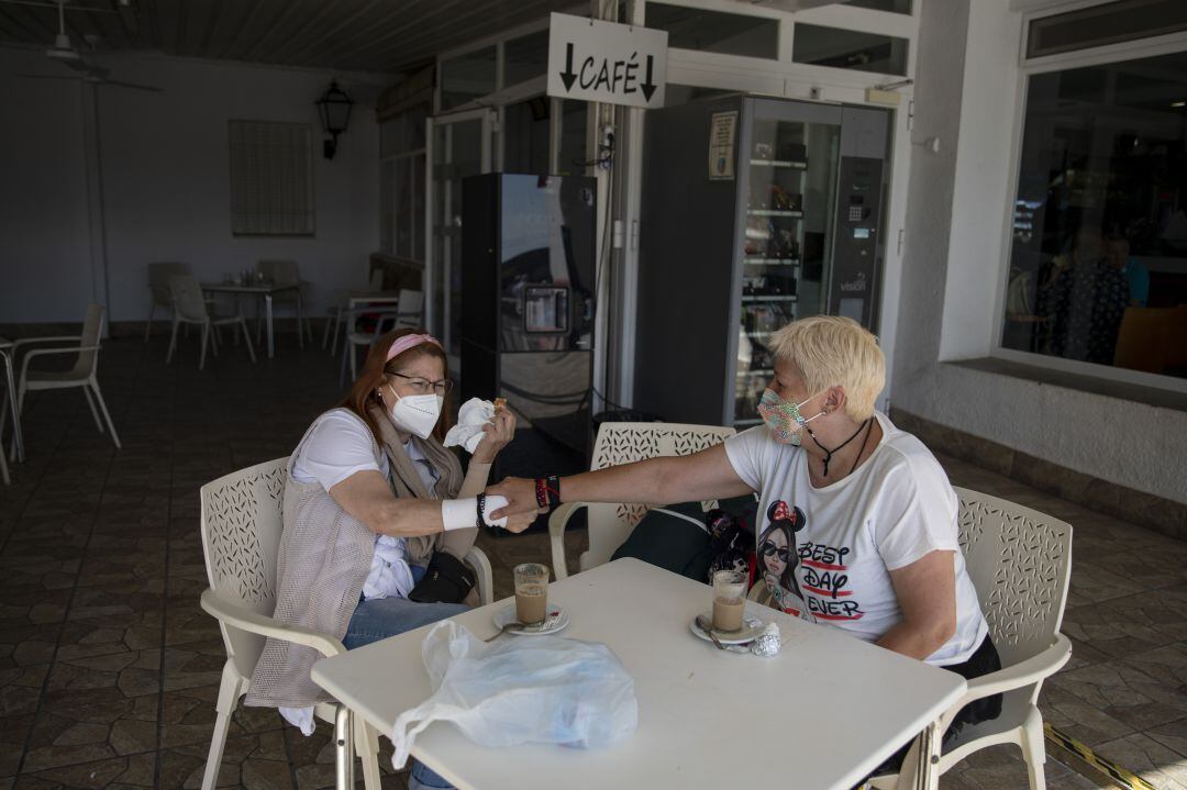 Café entre dos amigas.