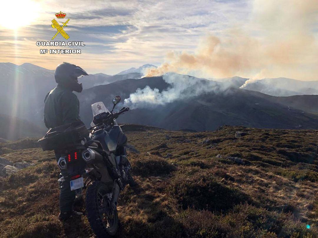 La Guardia Civil está instruyendo diligencias como investigados a dos hombres, de 35 y 39 años, como presuntos autores de un delito de incendio forestal.