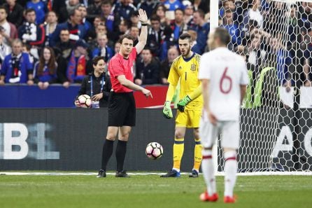 Felix Zwayer anula el gol de Francia gracias al VAR.