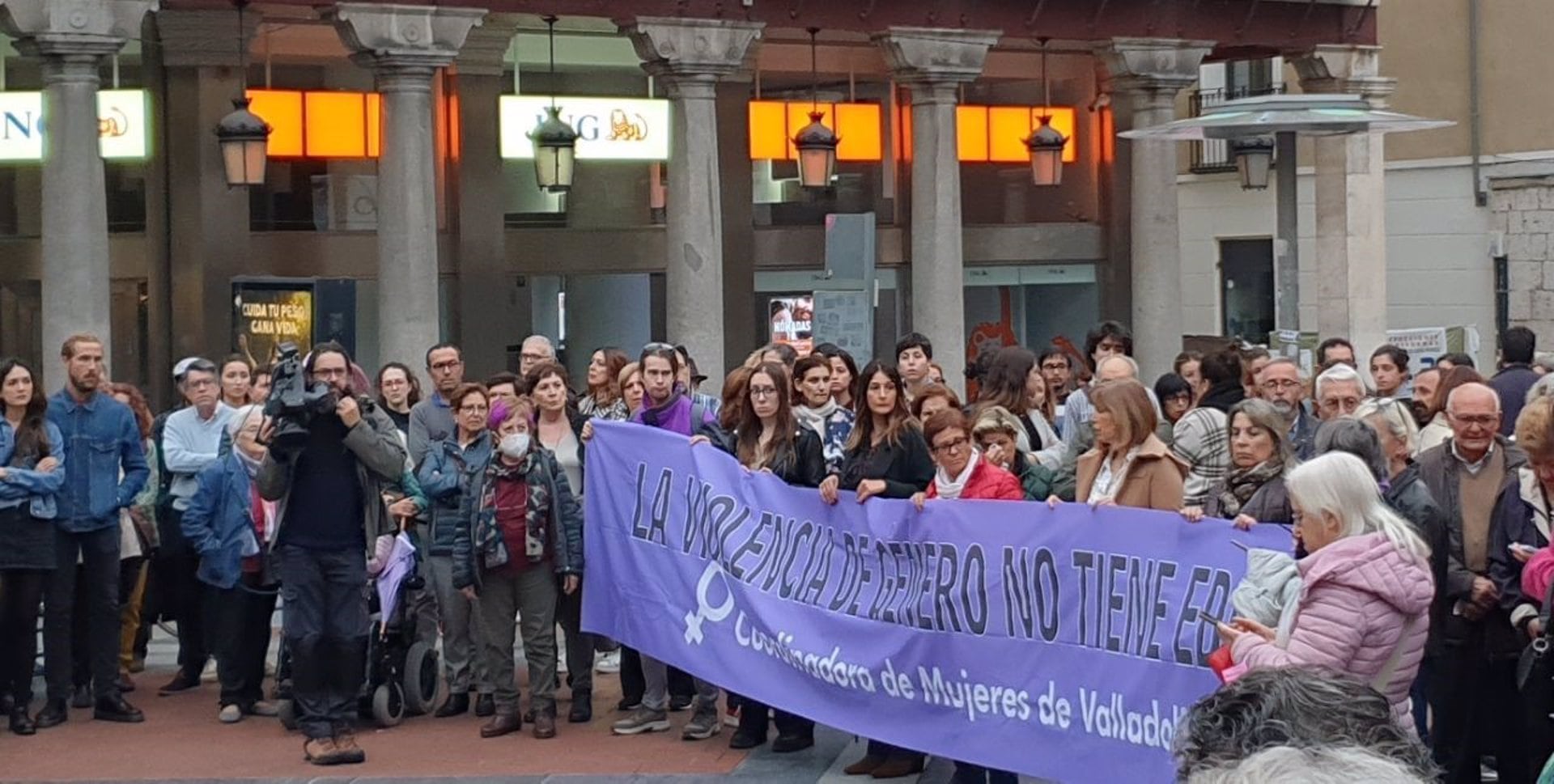 29/10/2022 Cientos de personas muestran su repulsa en Valladolid por el "asesinato machista" de la enfermera en Bruselas.
Cientos de personas se han concentrado este sábado en la céntrica plaza de la Fuente Dorada de Valladolid para mostrar su repulsa por el "asesinato machista" de T.R.L., una enfermera vallisoletana de 23 años que residía en Bruselas desde hace unos meses.
ESPAÑA EUROPA CASTILLA Y LEÓN SOCIEDAD