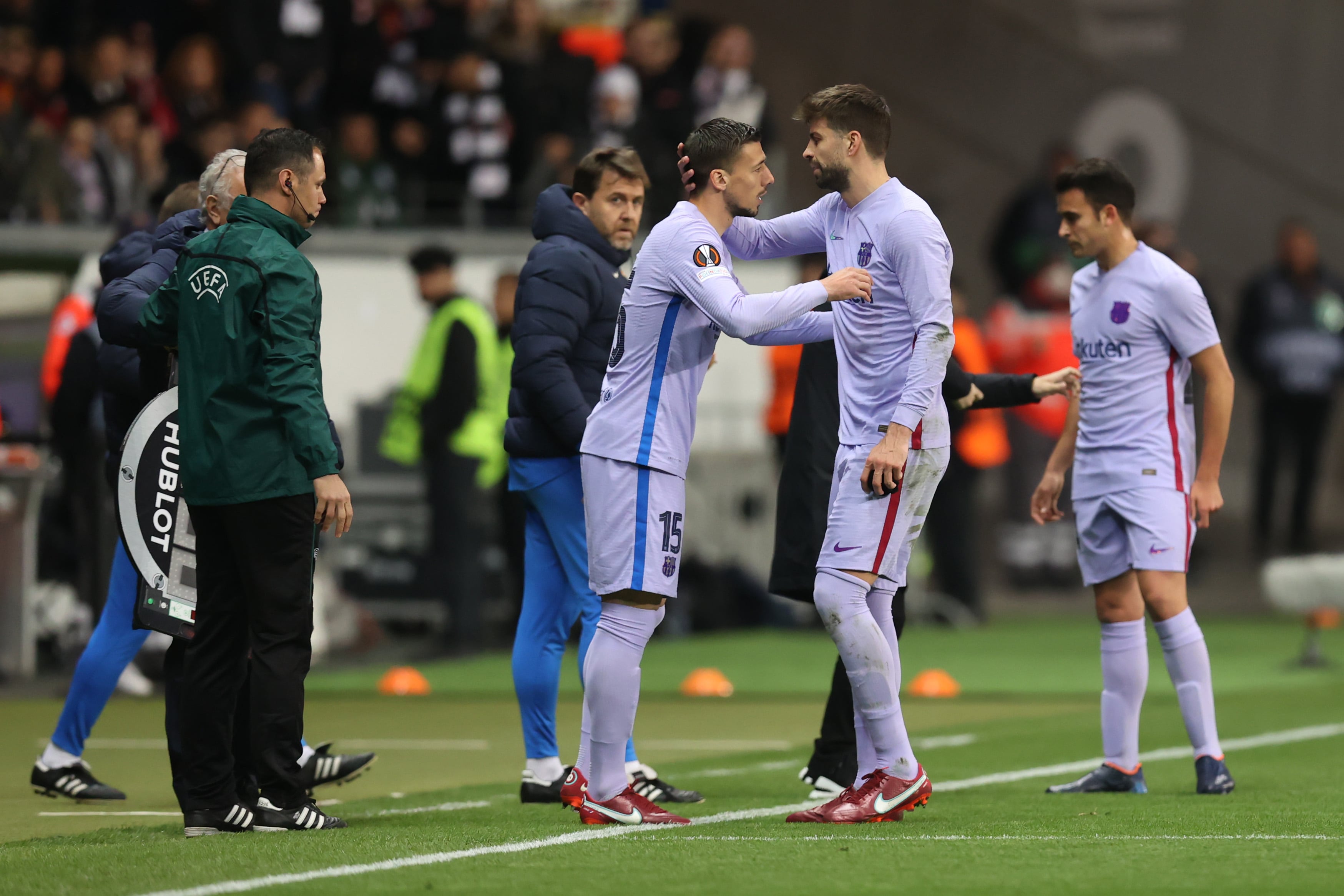 Gerard Piqué se retira lesionado durante el partido contra el Eintracht