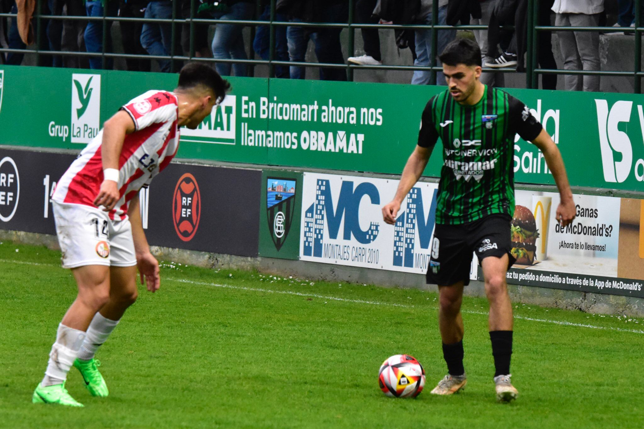 Jon Cabo conduce el balón ante la mirada de Adrián Cova / Sestao River