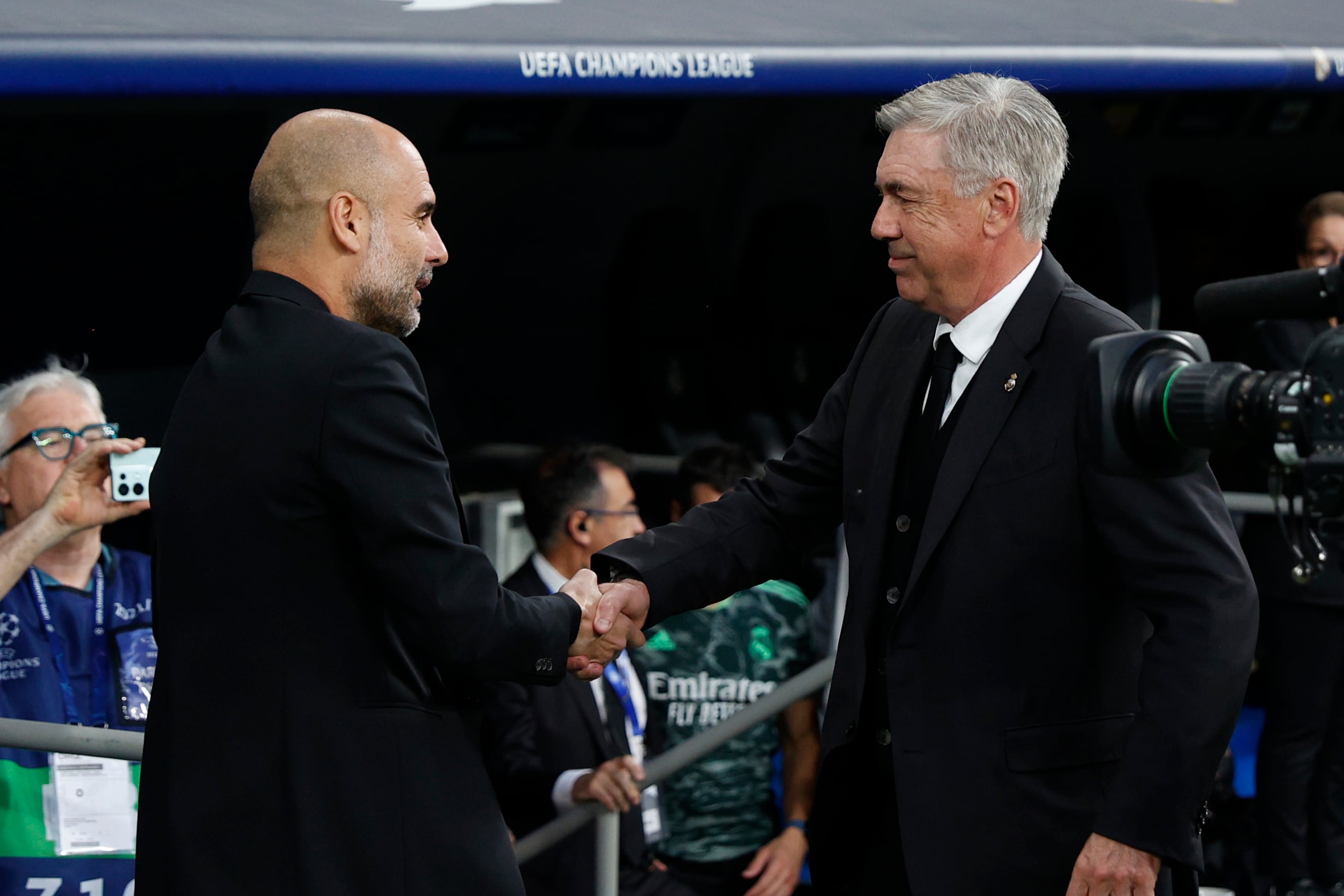 El entrenador del Manchester, Pep Guardiola, saluda a Carlo Ancelotti, técnico del Real Madrid, antes del partido de ida de las semifinales de la Liga de Campeones.