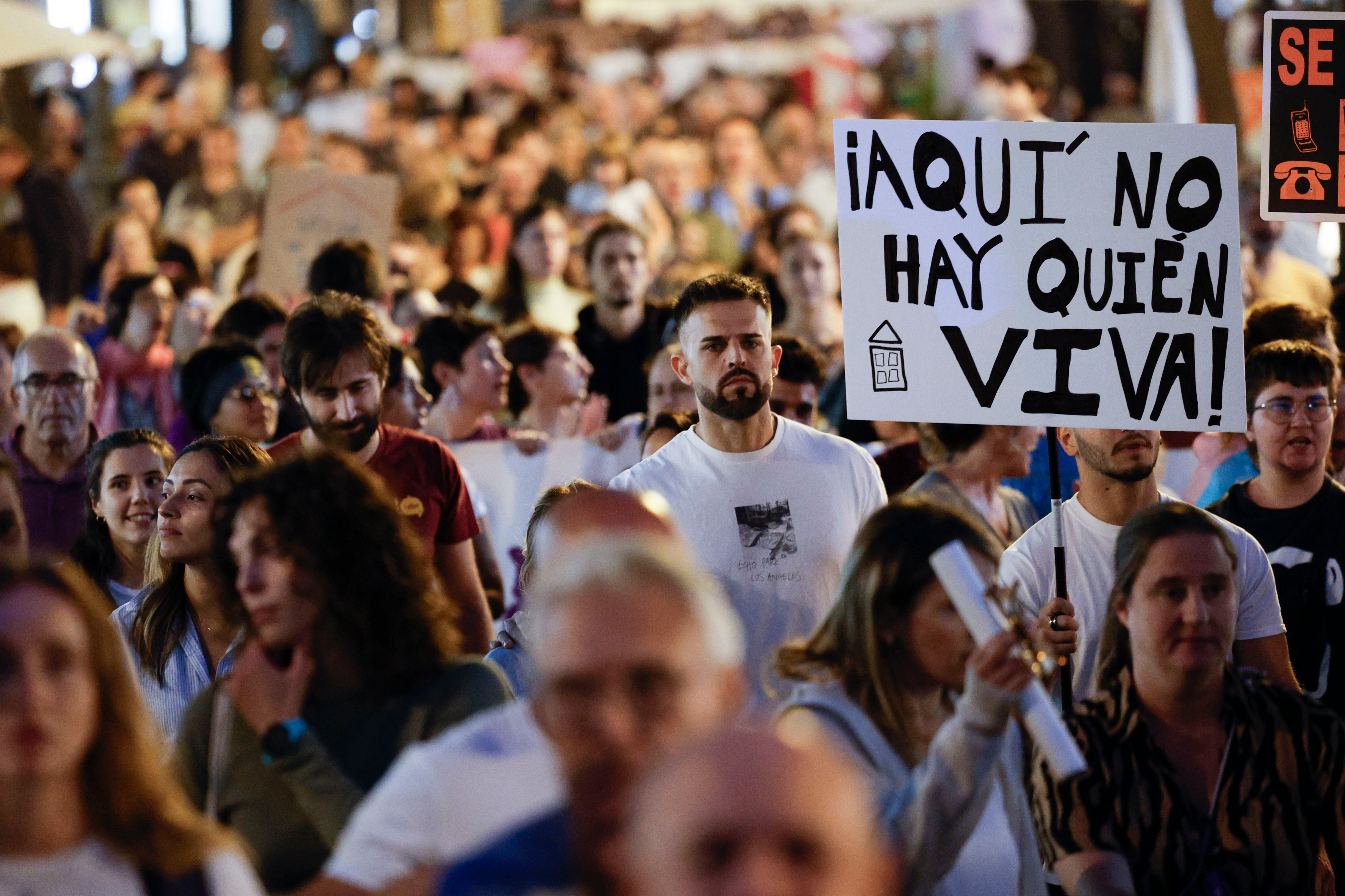 VALENCIA, 19/10/2024.- Cientos de personas participan este sábado en una protesta contra los apartamentos turísticos en Valencia. EFE/ Kai Försterling
