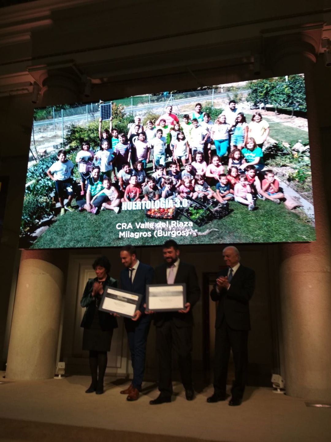 El profesor del CRA Valle del Riaza Roberto Fernández Joral y su director Pedro León GArcía en el momento de recoger el premio de manos de la Ministra de Educación y del presidente de la Fundación BBVA