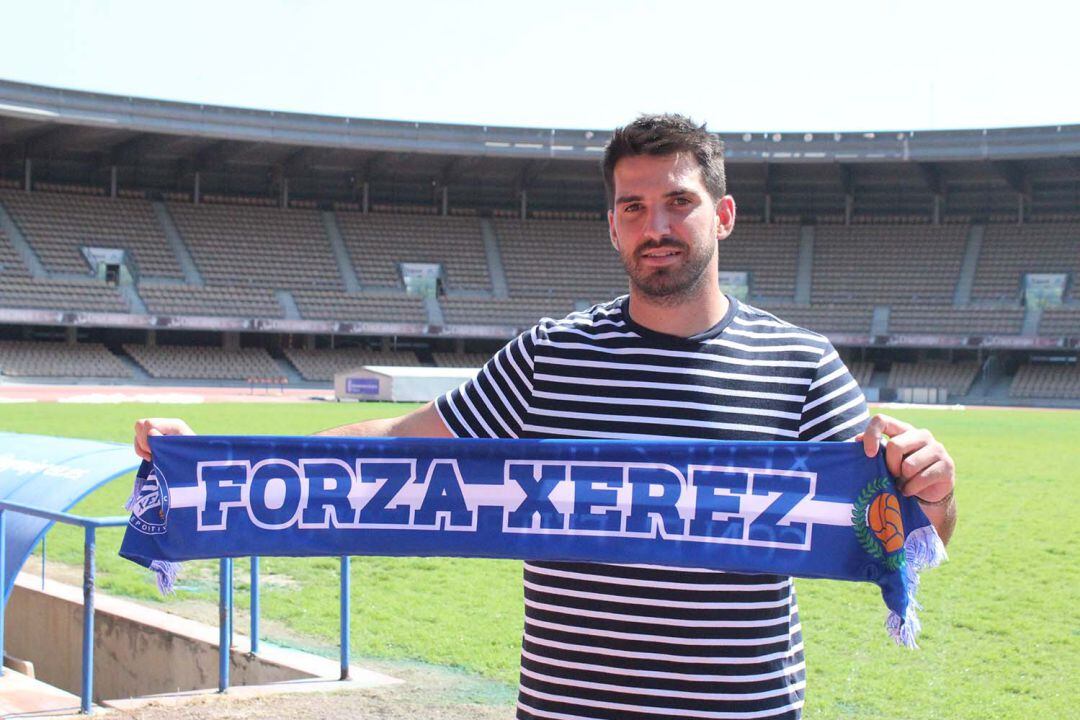 Hector Pizana posando en Chapín como nuevo portero del XDFC