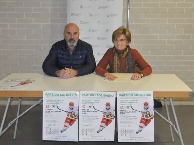 Antonio Betrán, presidente del CH Jaca junto a  la presidenta local de la AECC, Adela Sanvicente,