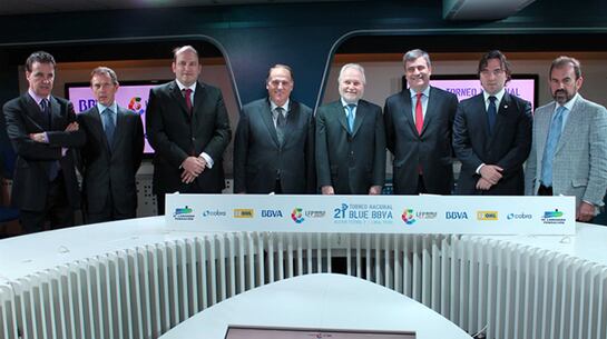 José Ramón de la Morena, Emilio Butragueño, Alejandro Nieto, Javier Tebas, Francisco Eguiguren, Miguel Cardenal, Raúl Martín Presa y Ángel Torres, en la presentación de los torneos que organiza la Fundación El Larguero en Perú.