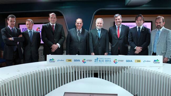 José Ramón de la Morena, Emilio Butragueño, Alejandro Nieto, Javier Tebas, Francisco Eguiguren, Miguel Cardenal, Raúl Martín Presa y Ángel Torres, en la presentación de los torneos que organiza la Fundación El Larguero en Perú.