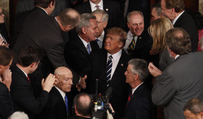 El presidente de los Estados Unidos, Donald J. Trump, llega para ofrecer su primer discurso en una sesión conjunta del Congreso en la Cámara de Representantes en Washington