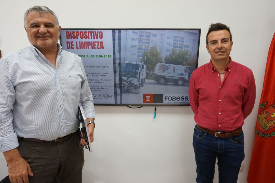 El concejal de Mantenimiento de Elda y el gerente de la empresa Fobesa presentan el dispositivo de limpieza