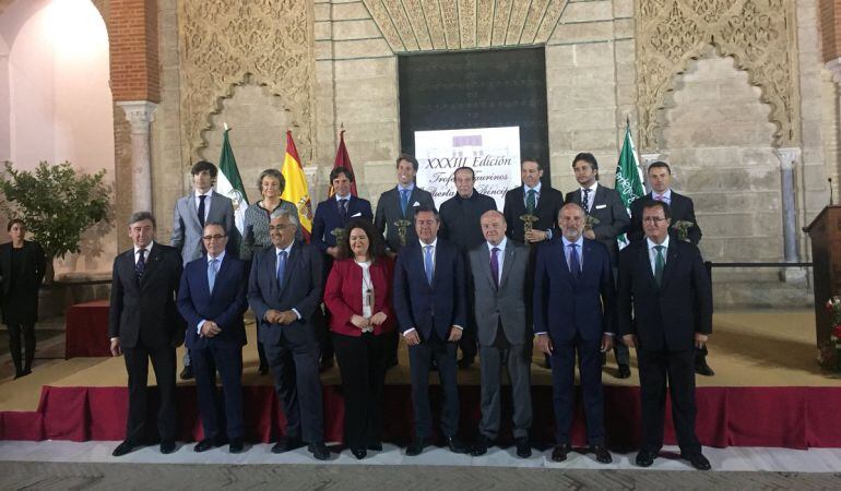 Foto de familia de las autoridades junto a los premiados en la XXXIII edición de los Puerta del Príncipe de El Corte Inglés