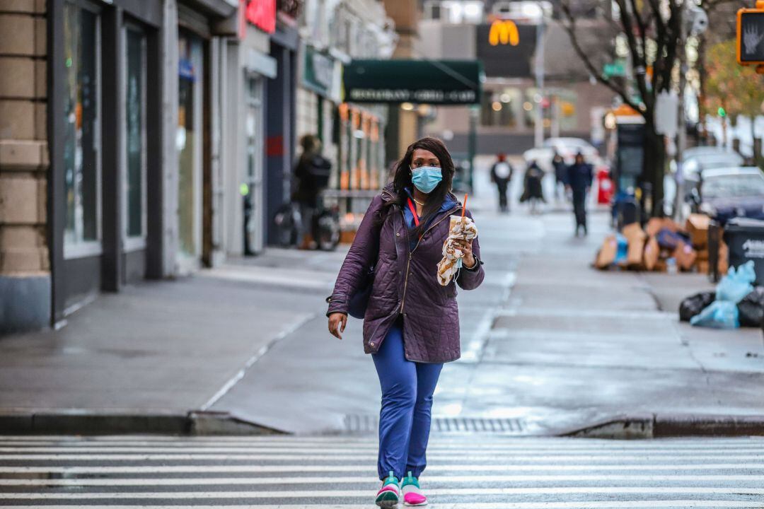 Una mujer con mascarilla en Nueva York