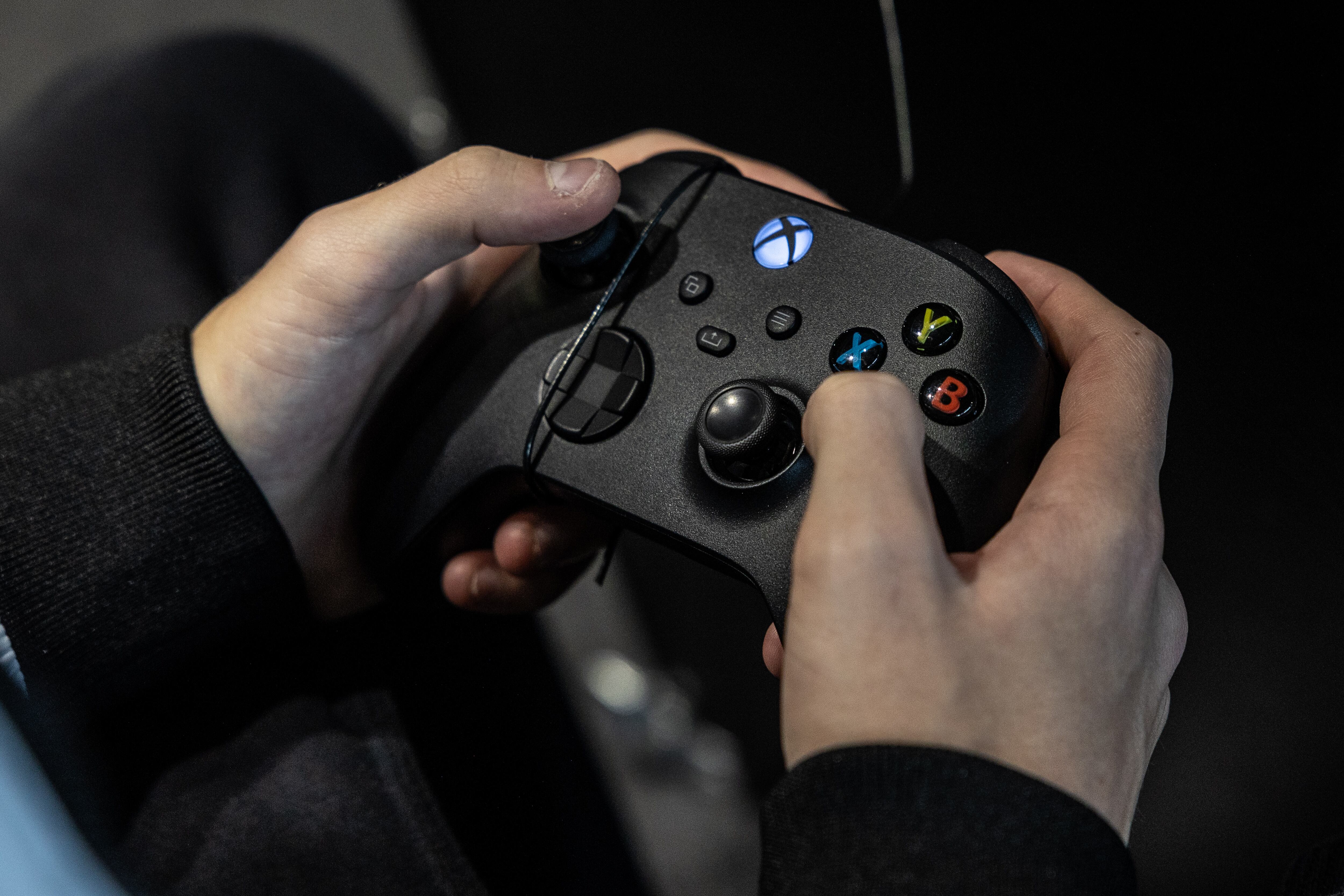 Un usuario de Xbox utiliza uno de sus mandos