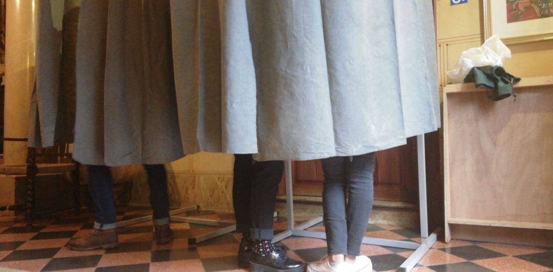 Electores ejerciendo su derecho a voto