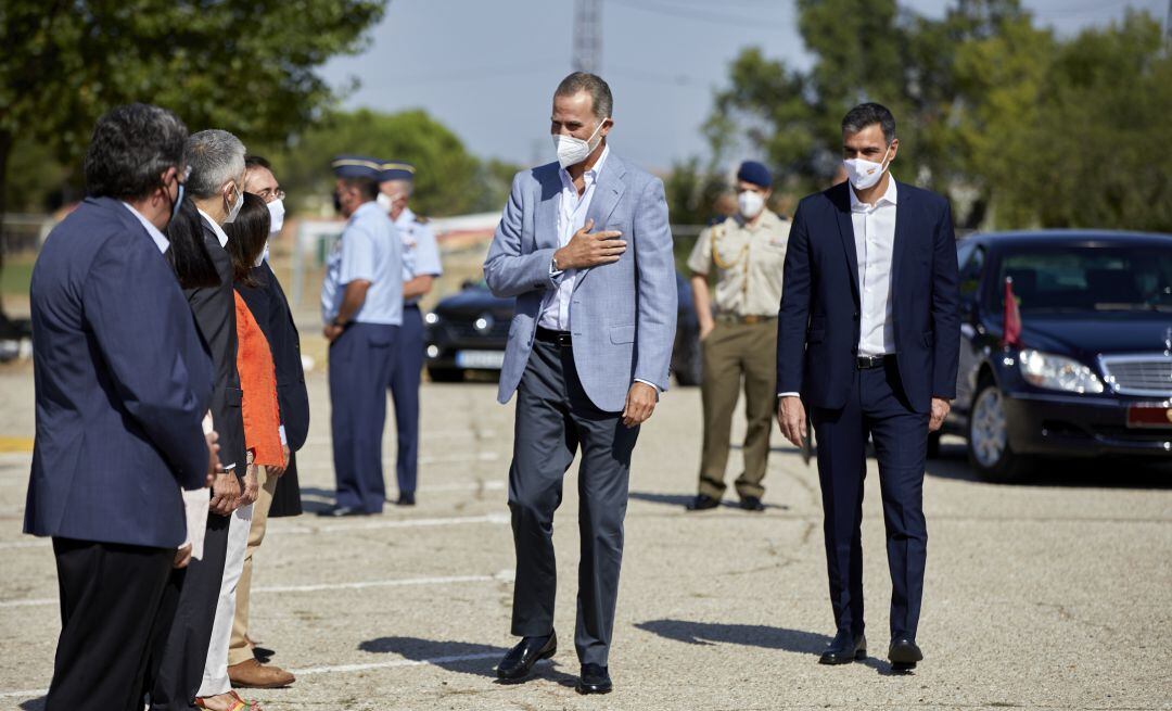 El rey Felipe VI y el presidente del Gobierno, Pedro Sánchez, en su visita a la base militar de Torrejón.