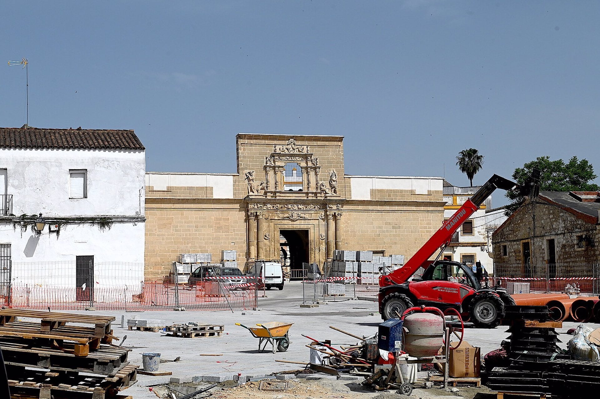 Obras en la Plaza del Mercado con el Palacio Riquelme al fondo, en Jerez de la Frontera