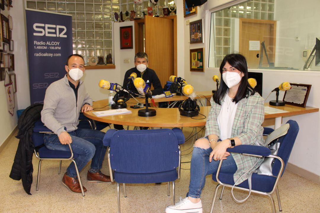 Andrea Llinares, Jaume Sanjuan y David Miró, en el estudio central de Radio Alcoy