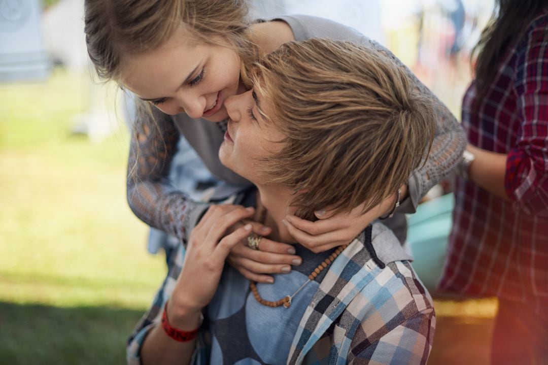 Una pareja de adolescentes. 