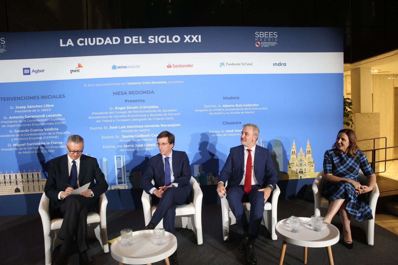 El alcalde de Madrid, José Luis Martínez-Almeida, el alcalde de Barcelona, Jaume Collboni, y la alcaldesa de Valencia, María José Catalá, participan en la mesa redonda La ciudad del siglo XXI, organizada por Sociedad Barcelonesa de Estudios Económicos y Sociales, este martes en el Palacio de Miraflores en Madrid