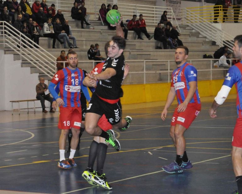 Germán Bastán anotando uno de los cuatro goles que llevaron su firma