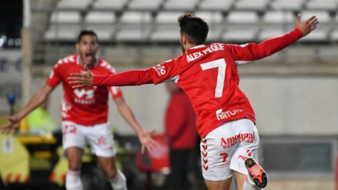 Peque celebra un gol con su equipo.